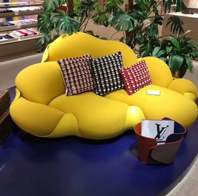 子ヒツジの風のホテルの部屋のソファーの居間のクリームのビロードのソファー