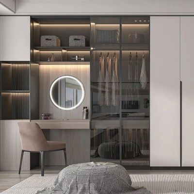 1つのドレッサーが付いている現代クルミのホテルの部屋のワードローブすべて
