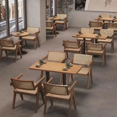 レストランの喫茶店のビストロの商業家具の灰の固体木の食事セット